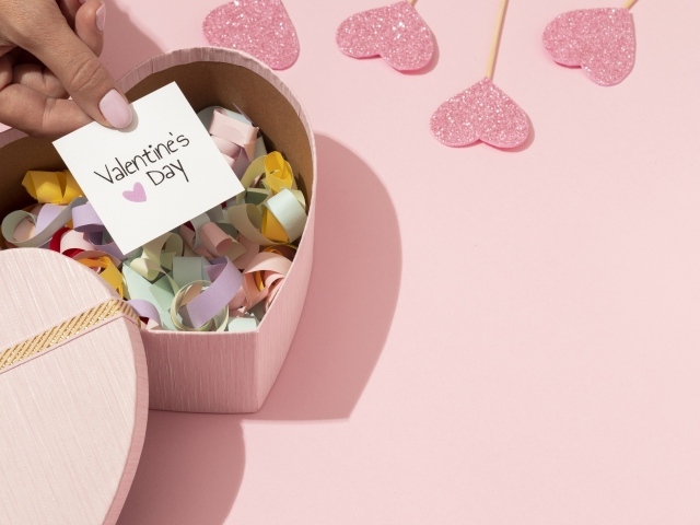 Коробка в форме сердца с пожеланиями на день святого Валентина