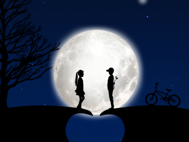 Влюбленная пара у дерева на фоне луны