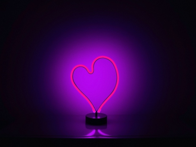 Светящееся сердце на фиолетовом фоне