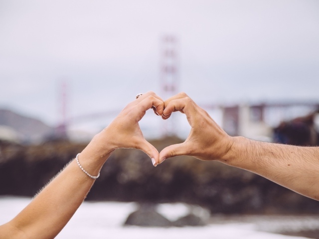 Сердце из рук влюбленной пары