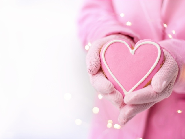 Розовое сладкое сердце в руках