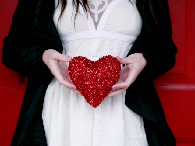 Красное сердце в руках у невесты