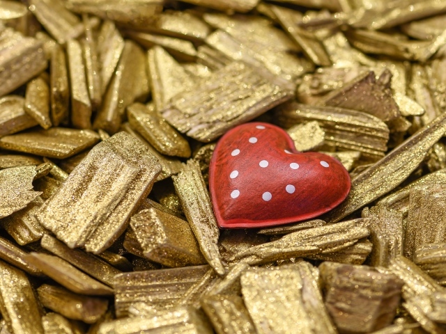 Красное сердечко на золотых щепках