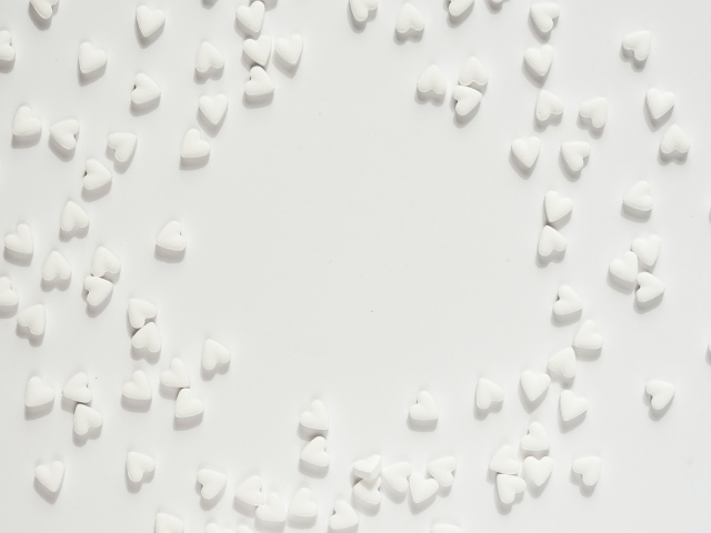 Маленькие белые сердечки на сером фоне