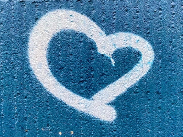 Белое сердце на синей стене