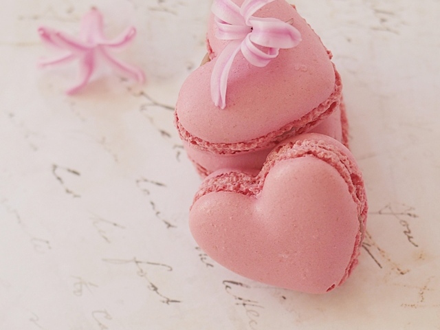 Розовый десерт макарун в форме сердца