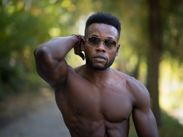 Накаченный сильный темнокожий мужчина