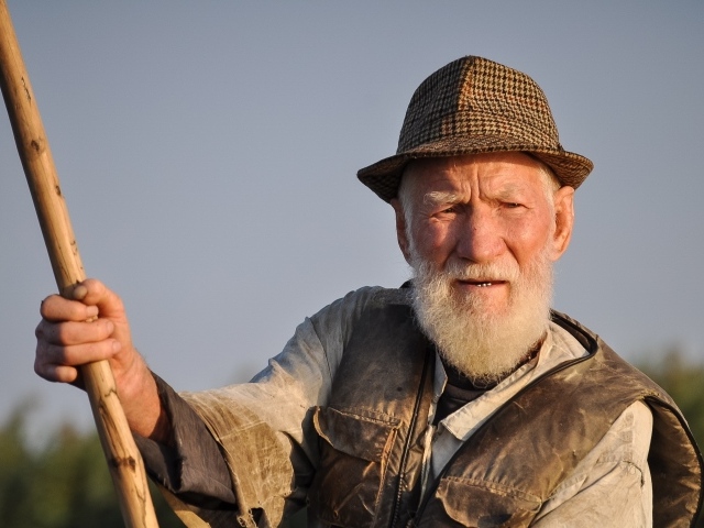 Пожилой мужчина рыбак 