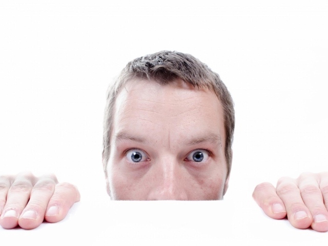 Удивленный взгляд мужчины на белом фоне