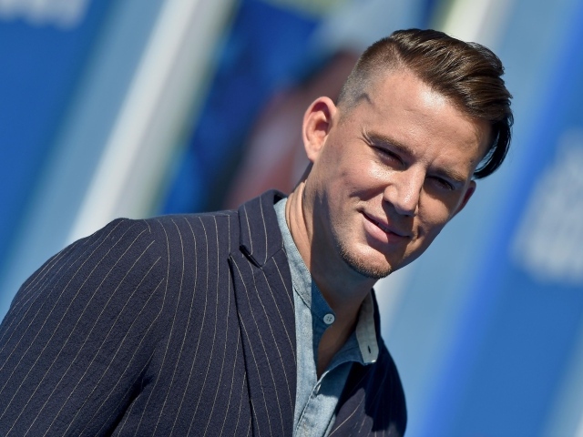 Актер Ченнинг Татум в костюме