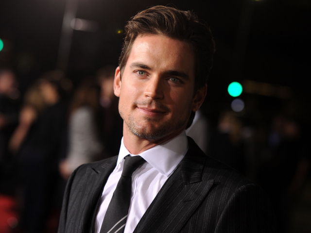 Красивый актер Мэтт Бомер в костюме