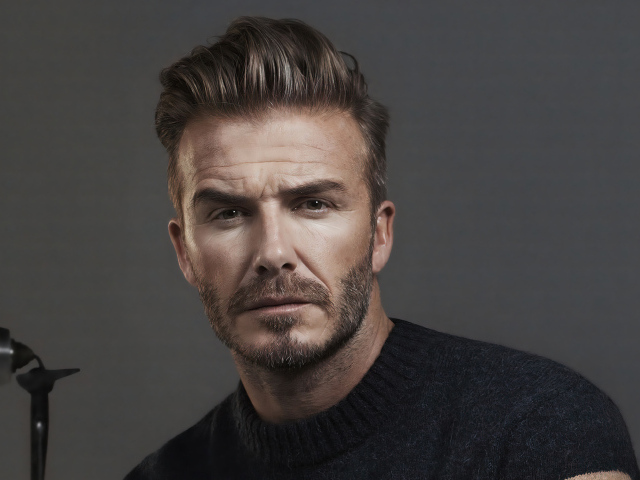 Красивый мужчина Дэвид Бекхэм на сером фоне