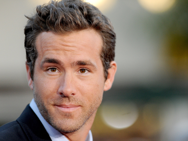 Популярный актер Райан Рейнольдс с карими глазами