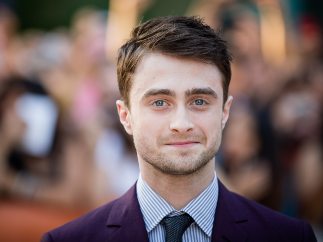 Популярный голубоглазый мужчина Дэниел Рэдклифф в костюме