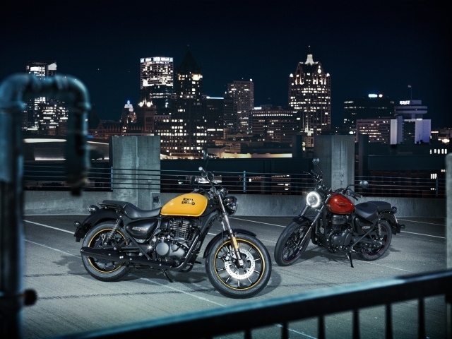 Два мотоцикла Royal Enfield Meteor 350 на фоне города
