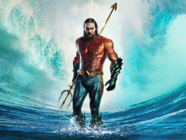 Персонаж Аквамен выходит из воды