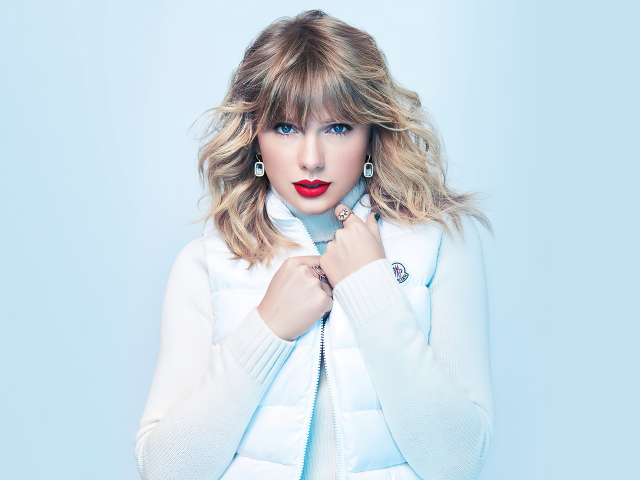 Красивая блондинка Тейлор Свифт на голубом фоне