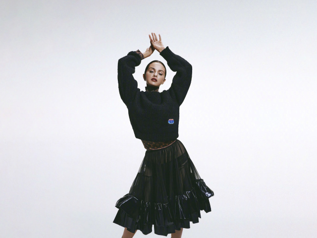 Красивая певица и модель Селена Гомес на сером фоне