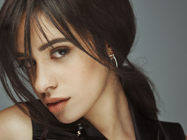 Кареглазая брюнетка певица Камила Кабельо