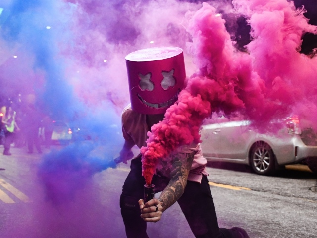 Диджей Маршмеллоу с дымовой шашкой