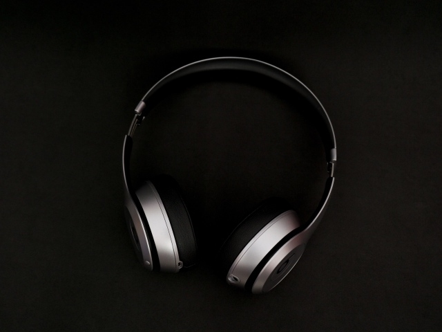 Наушники на черном фоне крупным планом