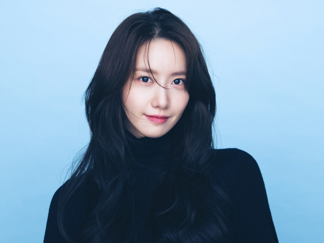 Корейская исполнительница Yoona на голубом фоне