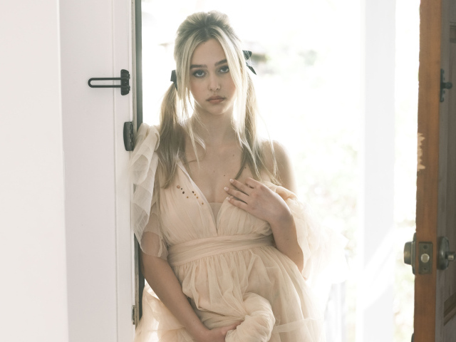 Исполнительница Havanna Winter в платье