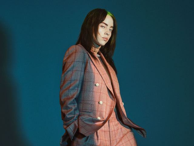 Популярная американская певица Билли Айлиш в костюме