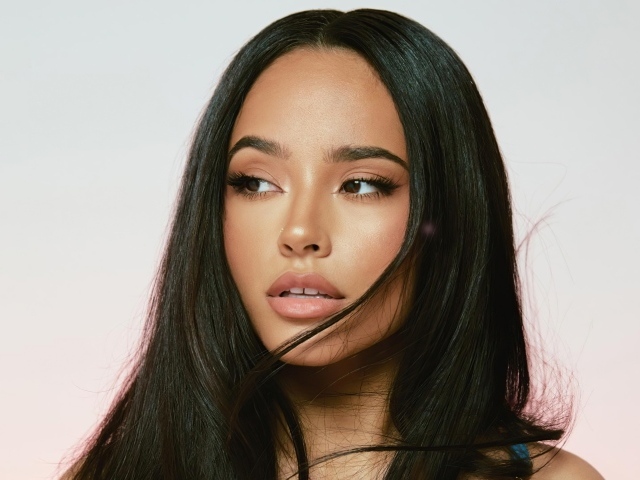 Лицо певицы Бекки Джи крупным планом