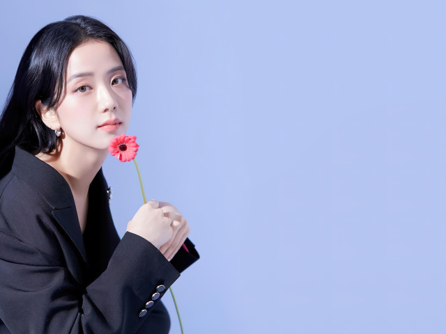 Певица Ким Джи Су с цветком на сером фоне