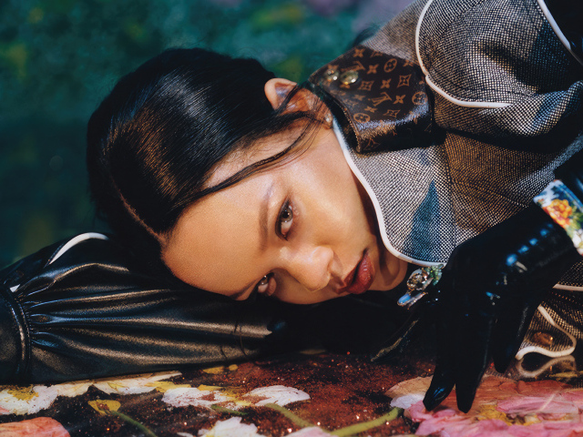 Певица Рианна лежит на полу