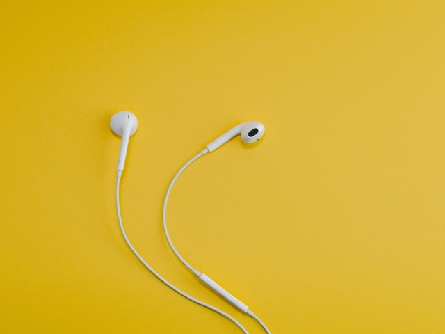 Белые наушники на желтом фоне