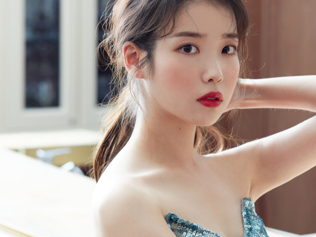 Молодая девушка южнокорейская певица IU