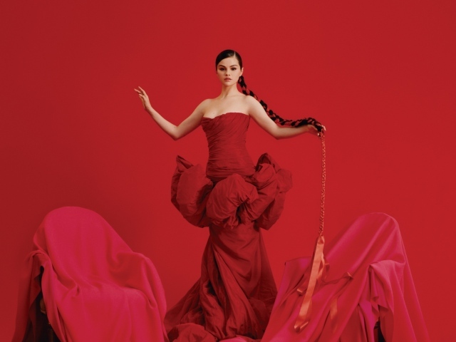 Молодая девушка певица и актриса Селена Гомес в красном платье