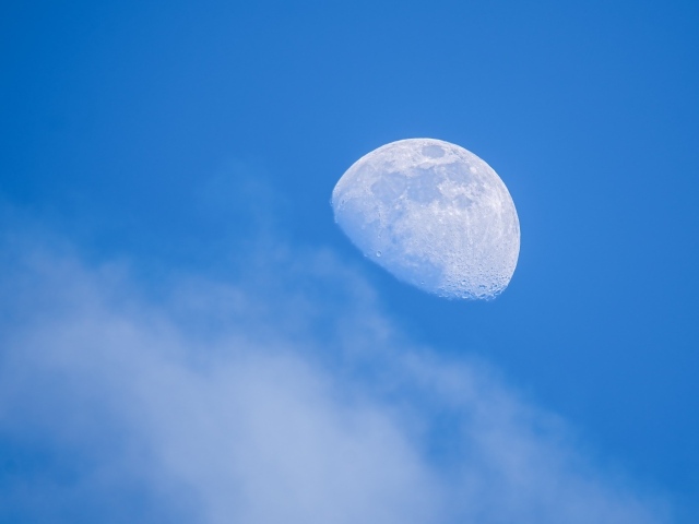Красивая белая луна в голубом небе