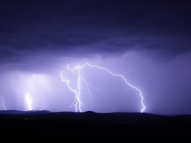 Яркие разряды молнии в небе