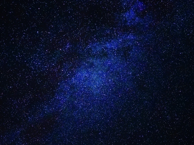 Яркие звезды в темном ночном небе