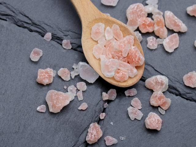 Крупная каменная соль на деревянной ложке