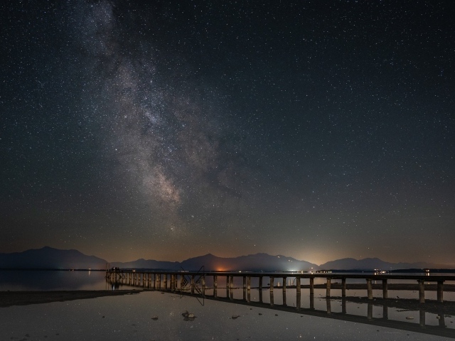 Млечный путь в небе над ночным фьордом