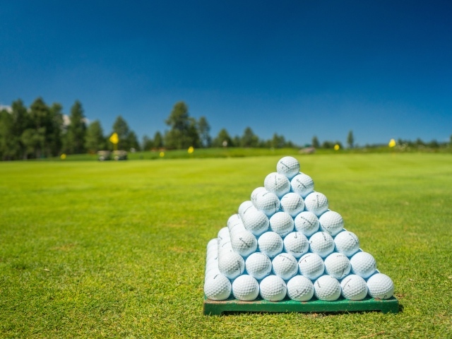 Белые шарики для гольфа на поле