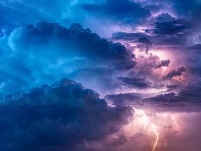 Молния в черных грозовых тучах