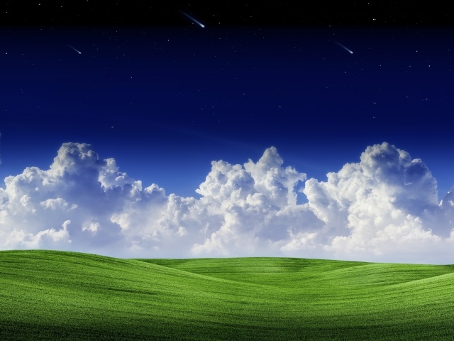 Белые облака в голубом небе над зеленым полем