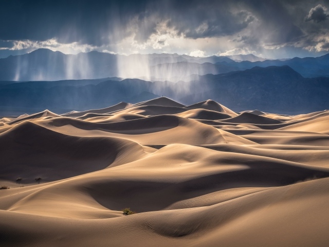 Горячая пустыня у горного массива