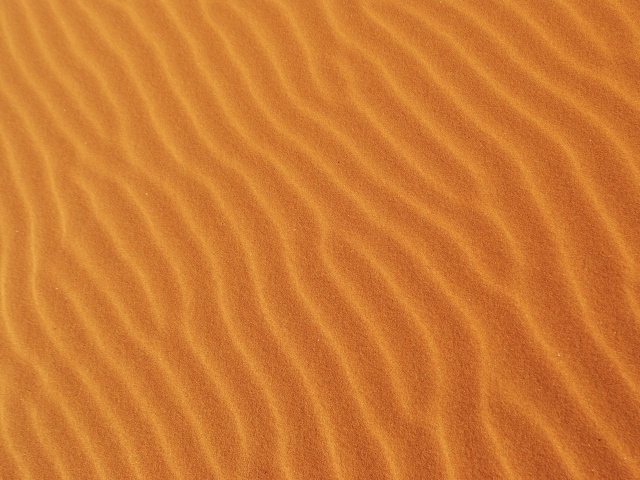 Волнистый горячий песок пустыни крупным планом
