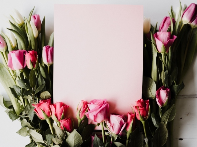 Красивый букет роз с тюльпанами и листом бумаги