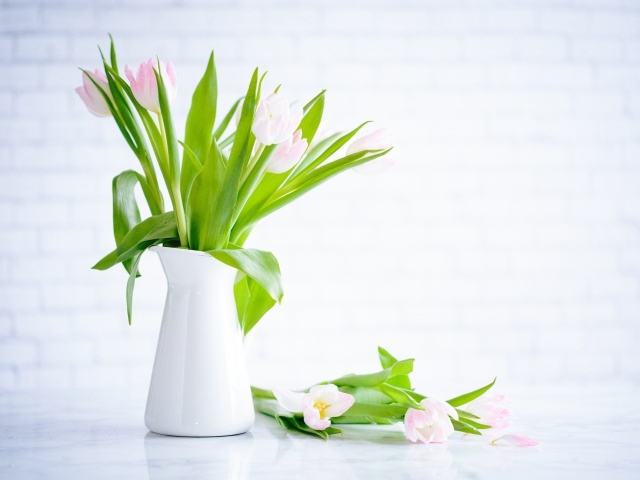 Букет розовых тюльпанов в белой вазе на столе