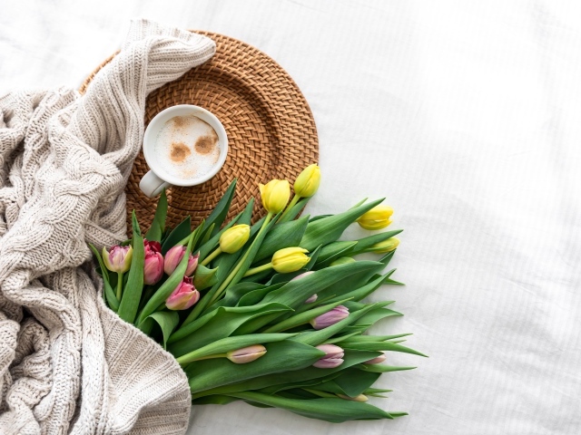 Букет тюльпанов с кофтой и чашкой кофе