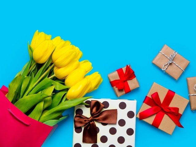 Букет желтых тюльпанов с подарками на голубом фоне