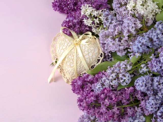 Букет сирени с сердцем