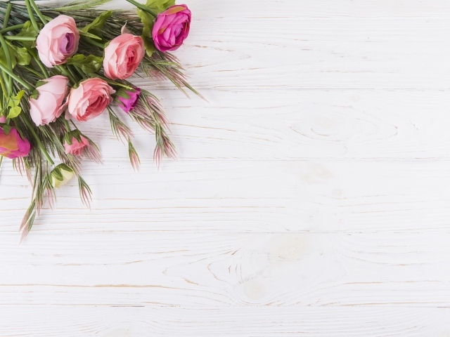 Розовые лютики на белом столе